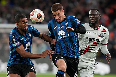 Leverkusen and Atlanta players fight for the ball